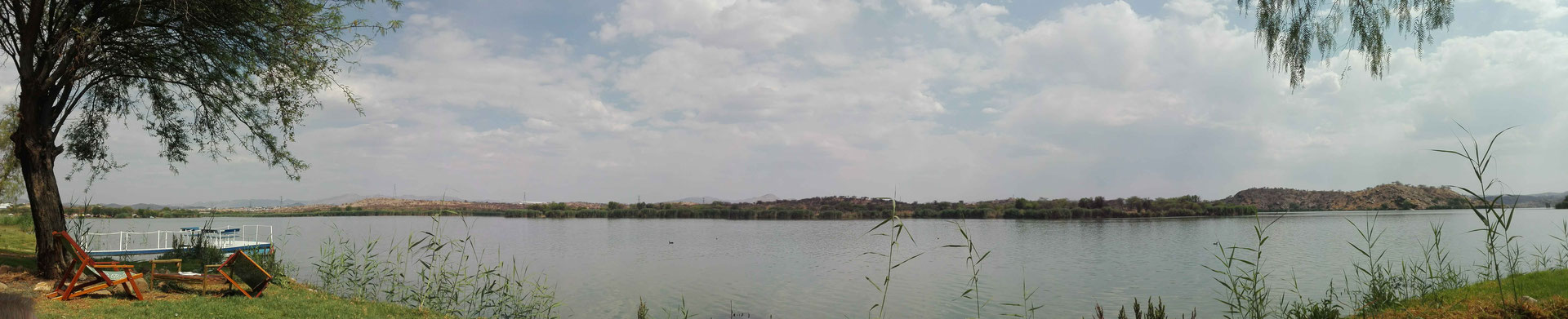 Sicht auf den Goreangab Damm von Penduka aus.