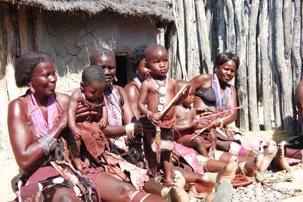 Angehörige des Ovambo-Stammes in ihrem Haus