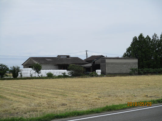 佐賀県内の酪農家の農場(車窓から)