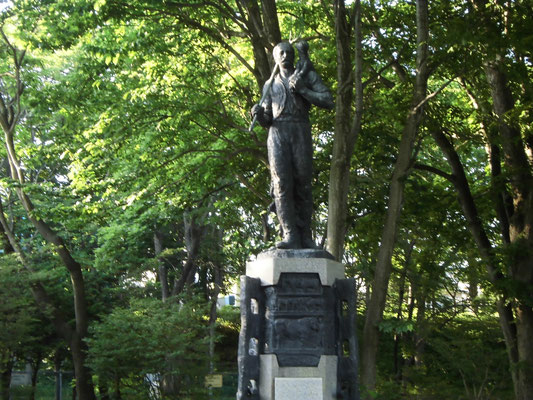 エドウィン・ダン銅像
