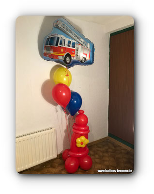 Feuerwehrauto mit Hydrant aus Luftballons