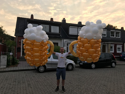 Zwei Biergläser aus Luftballons