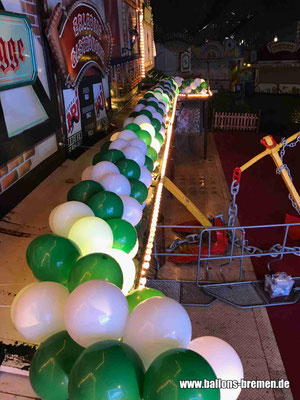 Ballongirlande am Eingang des Hansezelts in Bremen