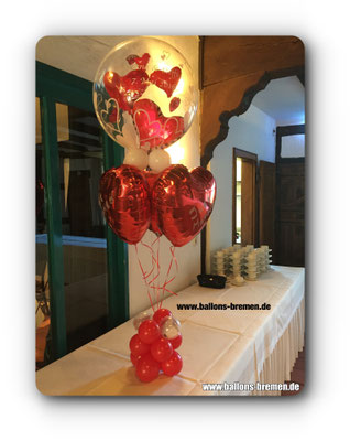 Fliegende Herzen mit Heliumballons in Herzform