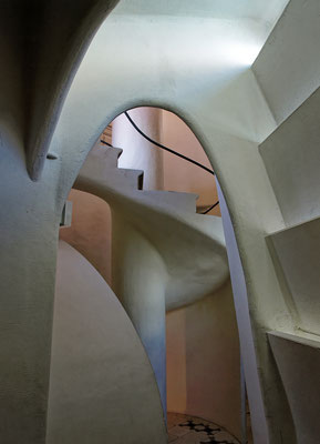 "Archi blanc 2 (Maison Gaudi à Barcelone) "  cliché réalisé par  Joël 