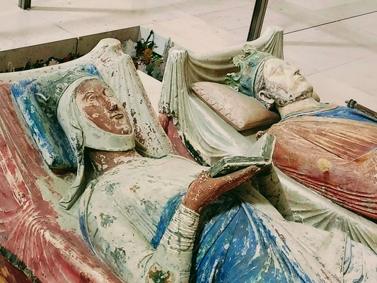 "Gisants d’Aliénore d’Aquitaine et Henri ll Plantagenet son mari" (Pierre polychrome. Abbaye Royale de Fontevraud)   cliché réalisé par  Dominique