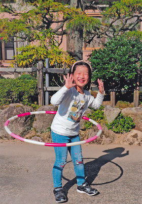 入選　フラフープを楽しむ少女　片岸明美