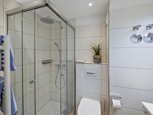 Die fast ebeerdige Dusche der Ferienwohnung Nr. 8 in der "Residenz Hohe Lith" in Cuxhaven