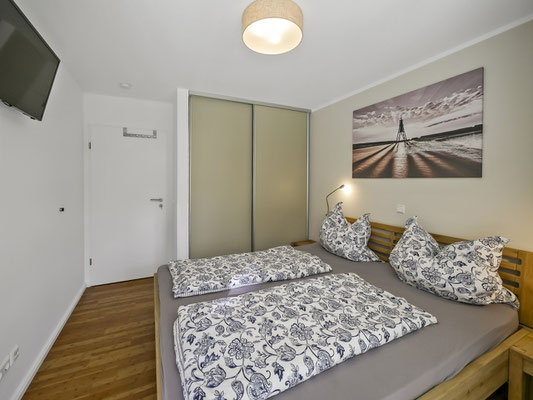 Im Schlafzimmer befindet sich ein großer Kleiderschrank, ideal für Ihren Urlaub