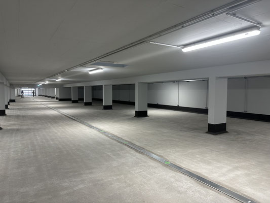 Die großzügige Tiefgarage