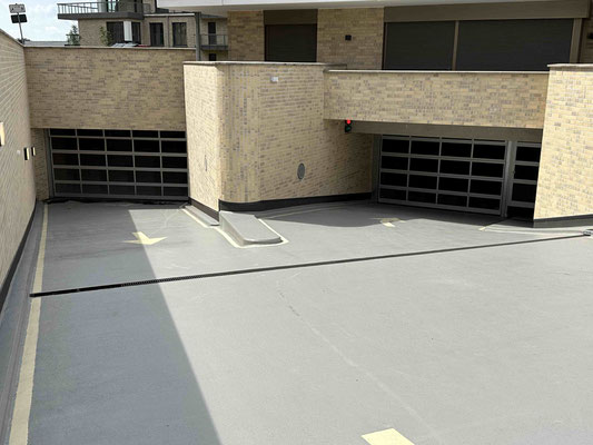 Die breite Zufahrt zur Tifgarage für die Ferienwohnungen an der Duhner Spitze