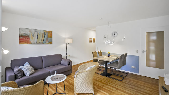 Der Wohnbereich der Ferienwohnung ist sehr großzügig und hell