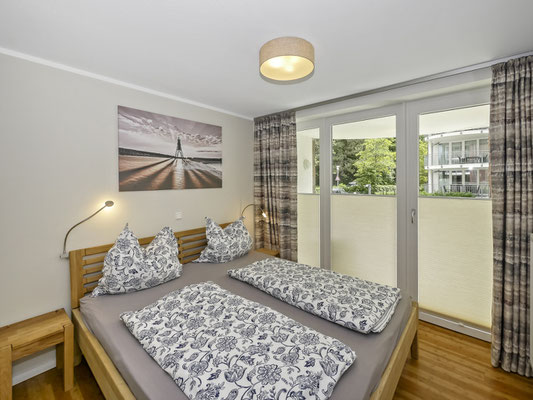 Ein großes Bett mit Komfortmatratzen für Ihren erholsamen Schlaf im Urlaub.