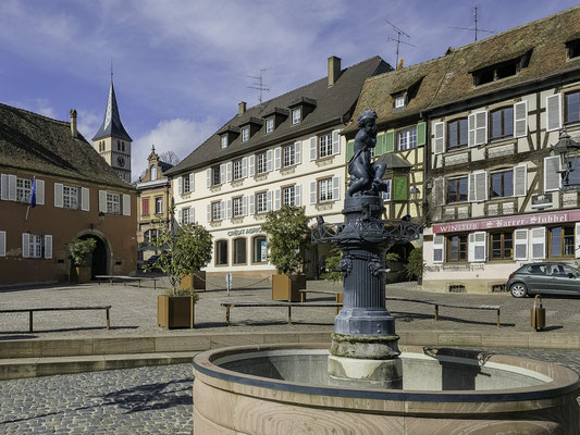Bild: Bei einem Spaziergang durch Barr, Fachwerkhäuser und Brunnen am Place de l´Hôtel de Ville