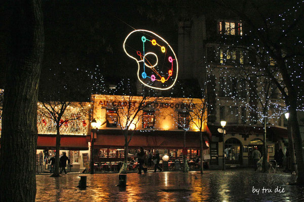 Bild: Am Abend auf dem Place Tertre in Paris 