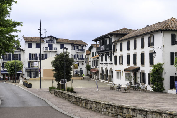 in den Straßen von Ascain im französischen Baskenland