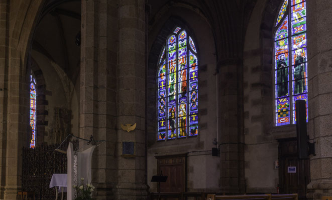 Bild: Buntglasfenster in der Èglise Saint-Léonard in Fougères 