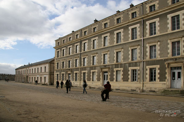 Bild: Außenanlage des Château de Vincennes in Paris 