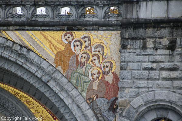Bild: An der Außenfassade der Rosenkranzbasilika in Lourdes 