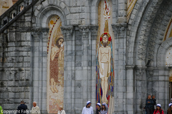 Bild: An der Außenfassade der Rosenkranzbasilika in Lourdes 