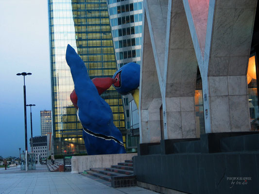 Bild: Wolkenkratzer im Viertel La Défense und das bunte Kunstwerk von Miro