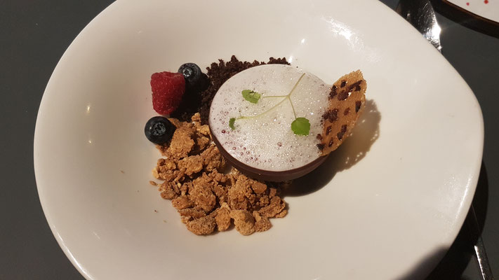 La demi sphère chocolat betteraves, émulsion kalamansi et crumble chocolat blanc (eine Nachspeise von 3 Möglichkeiten)