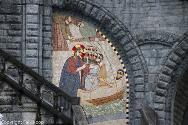 Bild: An der Außenfassade der Rosenkranzbasilika in Lourdes 