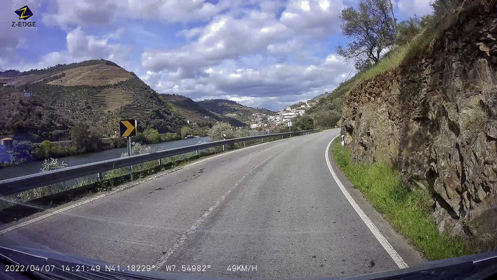 Bild: Landschaft im Dourotal auf der Fahrt nach Pinhão 