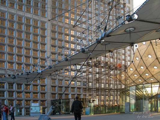 Bild: La Grande Arche im Büroviertel La Défense