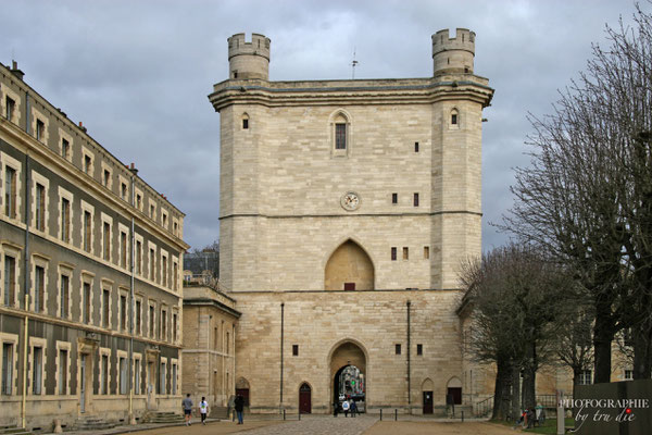 Bild: Außenanlage des Château de Vincennes in Paris 