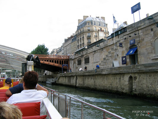 Bild:  Bootsrundfahrt auf der Seine in der Nähe von Notre-Dame 