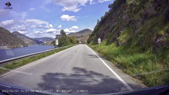 Bild: Landschaft im Dourotal auf der Fahrt nach Pinhão 