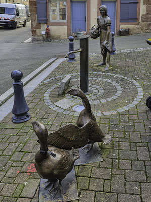 Bild: Fachwerkhäuser in der Einkaufstraße von Bouxwiller