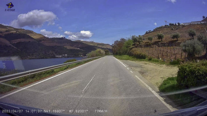  Bild: Landschaft im Dourotal auf der Fahrt nach Pinhão 