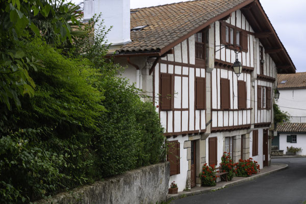 in den Straßen von Ascain im französischen Baskenland