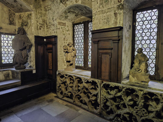 Bildhauerkunstwerke  die von der Cathédrale stammen im Musée de l'Œuvre Notre-Dame in Strasbourg 