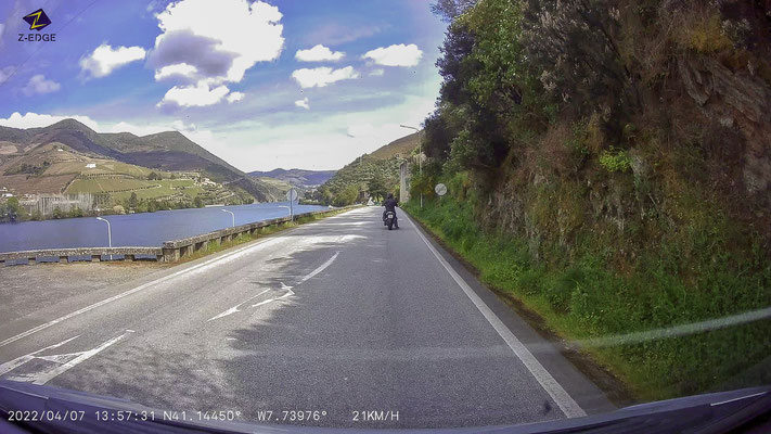 Bild: Landschaft im Dourotal auf der Fahrt nach Pinhão