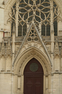 Bild: Westfassade der Sainte-Chapelle im Château de Vincennes in Paris 
