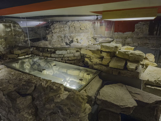Bild: die archäologische Krypta in der Abteikirche Saint-Étienne in Marmoutier im Elsass