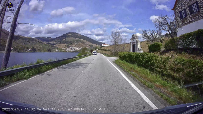 Bild: Landschaft im Dourotal auf der Fahrt nach Pinhão 