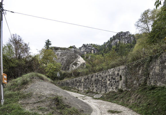 Bild: Kreuzweg bei der Wanderung zur Chapelle Notre-Dame in den Sandsteinformationen Les grès d’Annot in Annot