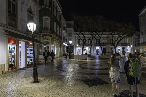 Bild: In den Straßen der Altstadt von Lagos bei Nacht