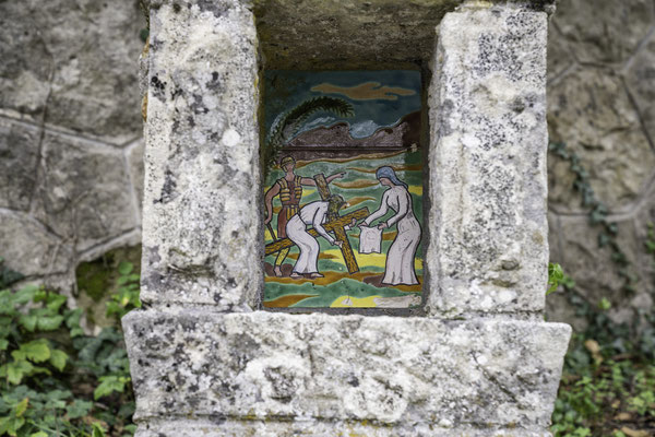 Bild: Kreuzweg bei der Wanderung zur Chapelle Notre-Dame in den Sandsteinformationen Les grès d’Annot in Annot 