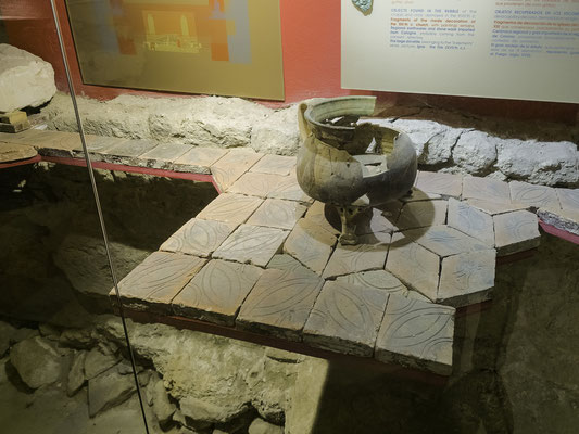 Bild: die archäologische Krypta in der Abteikirche Saint-Étienne in Marmoutier im Elsass