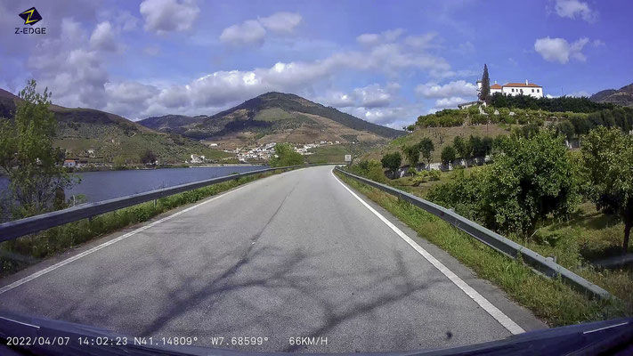 Bild: Landschaft im Dourotal auf der Fahrt nach Pinhão 