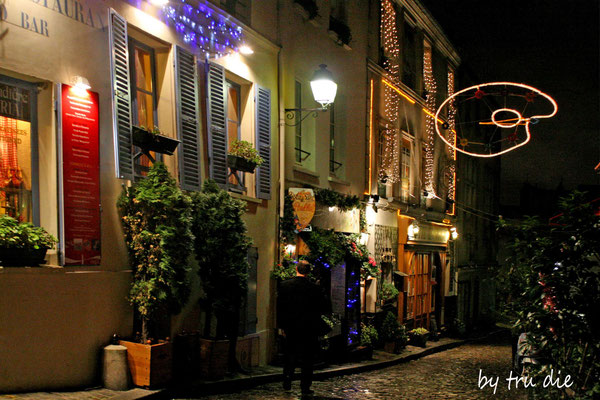 Bild: Am Abend auf dem Place Tertre in Paris