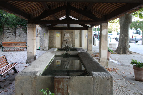 Bild: Waschbrunnen in Ménerbes