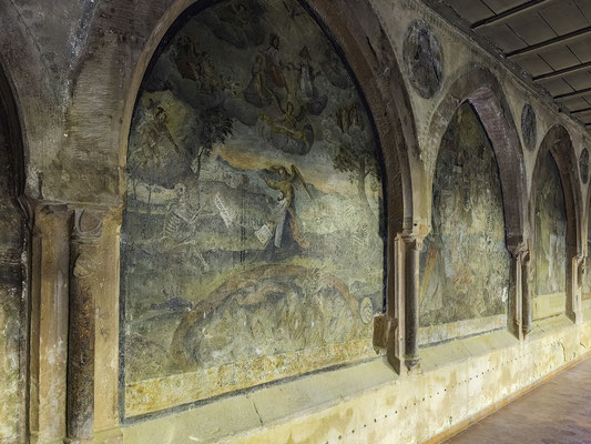 Kreuzgang in dem ehemaligen Franziskanerkloster mit Fresken in Saverne