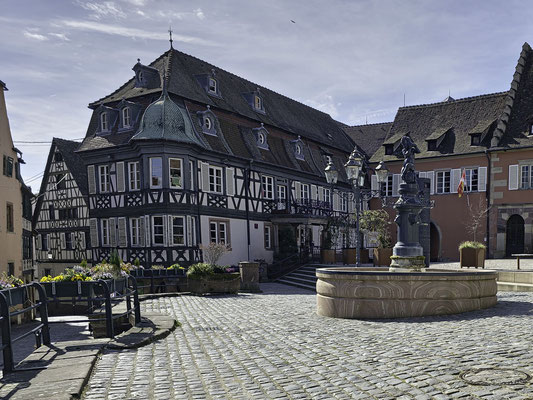 Bild: Bei einem Spaziergang durch Barr, Fachwerkhäuser und Brunnen am Place de l´Hôtel de Ville