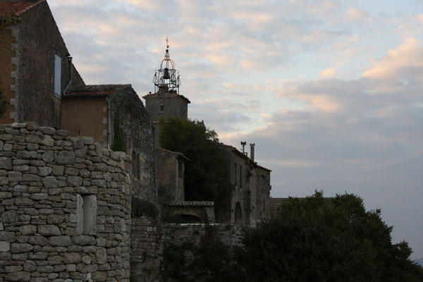 Bild: Blick auf den Turm des Rathauses von Ménerbes mit Glocke am Abend